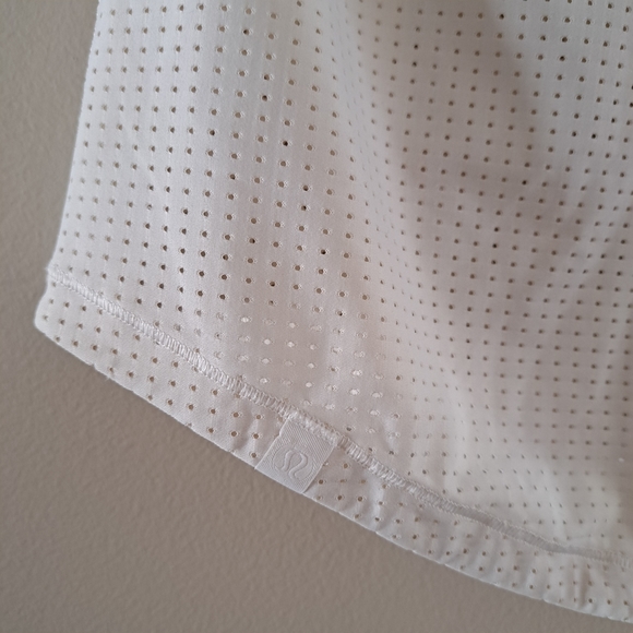 EUC Lululemon tee luxstreme with holes - Picture 3 of 4